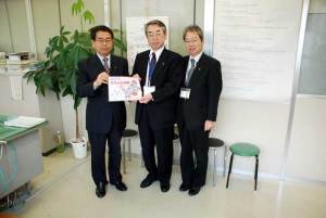 （写真）埼玉県本庄市の「赤ちゃんの駅」ポスターを市執行部へ渡す