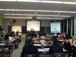 （写真）複数グループに分かれての実習風景