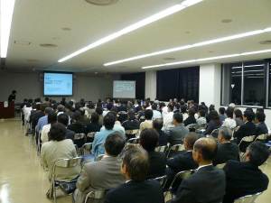 （写真）合併住民説明会の模様（向かって右側スクリーンがパソコン要約筆記）