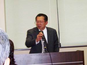 （写真）中小企業経営金融課の橋本課長が講演