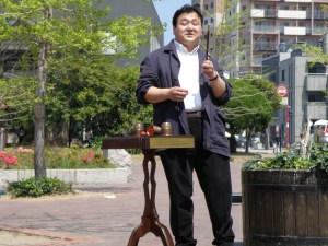 山崎青年局員のマジックショウーの模様