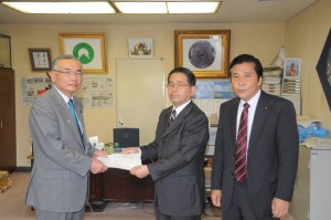 松本市長に要望書を渡す