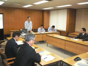 ごみゼロ推進課の説明を受ける（右端）