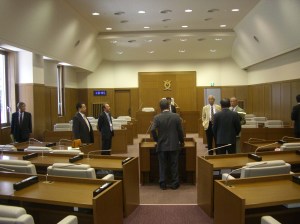 安曇野市議場で説明を受ける 安曇野市議場で説明を受ける