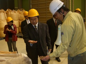 木質ペレット製造設備内（４月２２日）