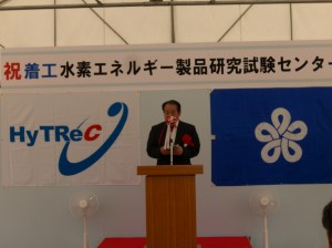 挨拶する麻生渡福岡県知事