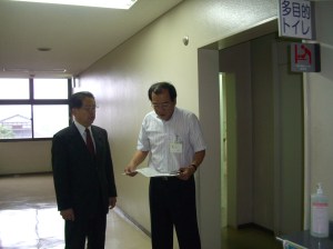 商工観光課長から説明を受ける