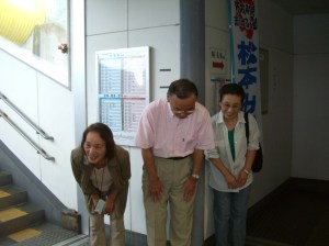 美咲が丘駅自由通路で駅立ち