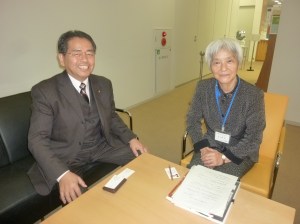 新谷図書館長と（平成２２年１２月７日千代田図書館）