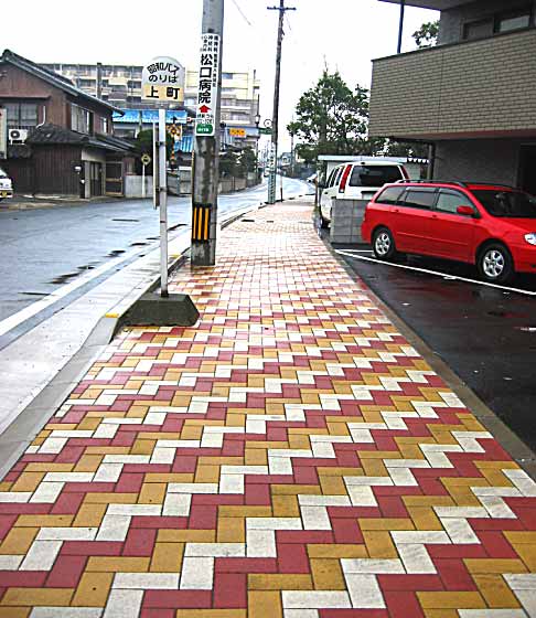 カラフルな歩道が完成