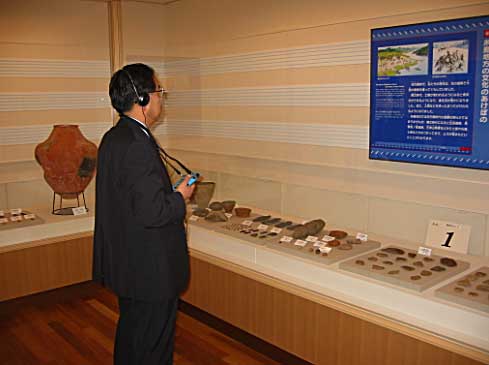 手元のリモコンを操作しヘッドフォンでガイド視聴