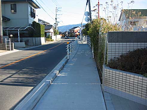 でこぼこも解消し高齢者にも安全な歩道の完成