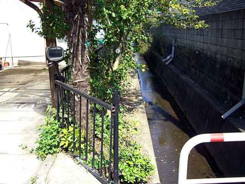 水路改良工事完了前（平成１８年１０月撮影）