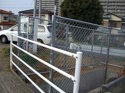 転落防止のフェンスが設置（手前の手すりは平成１８年３月設置）