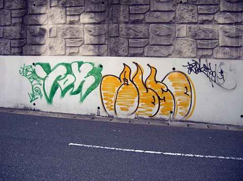 落書きされた美咲が丘駅周辺の壁面