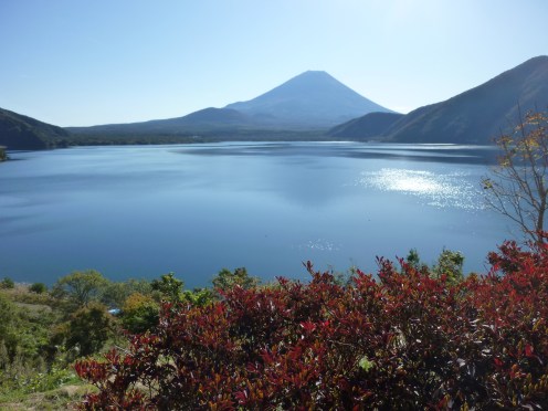 次の視察地である山梨県笛吹市に向かう途中、河口湖畔で休憩 次の視察地である山梨県笛吹市に向かう途中、河口湖畔で休憩