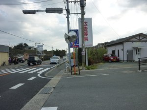 停止線に止まっても福岡側からくる車が見えない