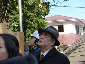 栗原博士の説明に聞きいられる森田実先生