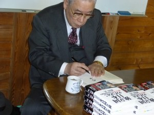 自書「独立国日本　のために」にサインをされる森田実先生