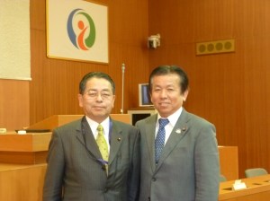 雲仙市議会議員の平野利和議員（右）と