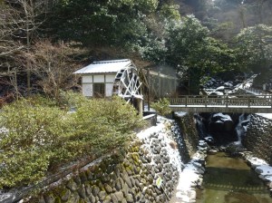 小水力発電が待たれる白糸の滝