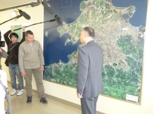 Ｊａｍｅｓ　ＣＯＭＴＥ氏に説明する松本市長