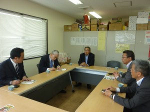 ＪＡ糸島の中村俊介組合長から説明を聞かれる森田実氏