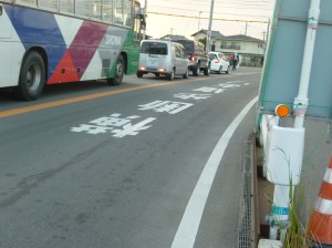 横断報道ありの文字を道路に大書き