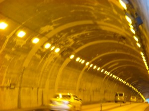 眩いほど明るいトンネル内部 眩いほど明るいトンネル内部