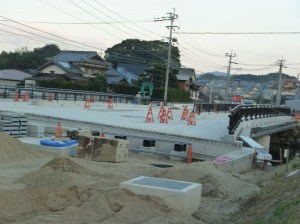 １２月２０日開通に向け急ピッチで作業がされている