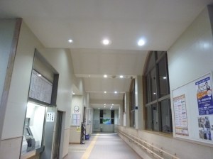 ＬＥＤ照明に切り替わって明るくなったＪＲ福吉駅
