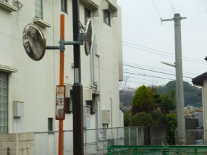 右側が機能していないカーブミラー