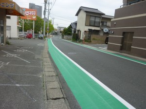 カラー舗装された県道の路側帯