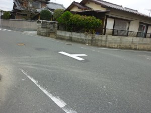 市道に書かれた交差点マーク