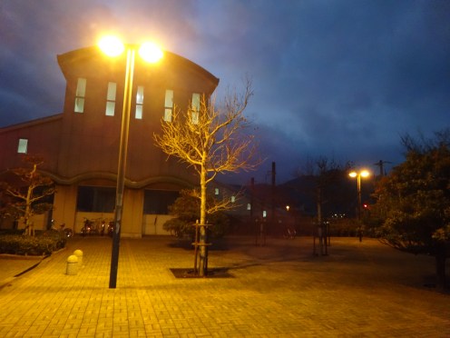 午前７時まで照明が点灯となったＪＲ福吉駅前広場