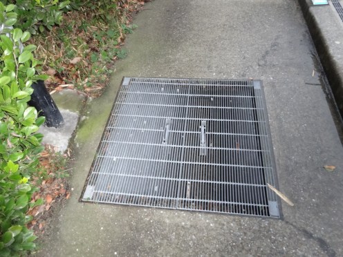 マス目が歩く方向と同じ滑りやすいグレーチング