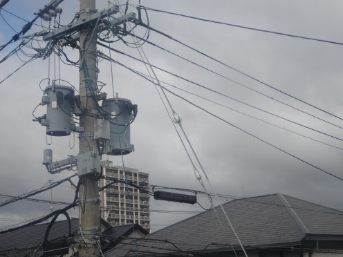 変圧器が搭載されている電柱