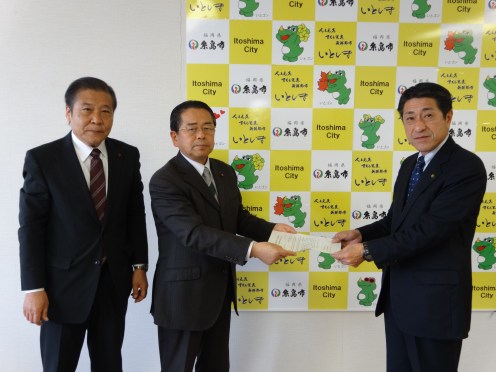 月形祐二糸島市長に緊急申し入れ書を手渡す