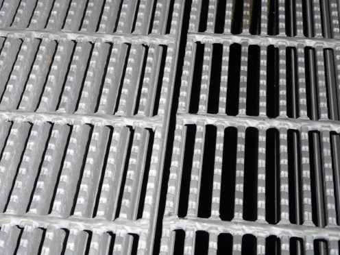 滑り止めを施したグレーチング