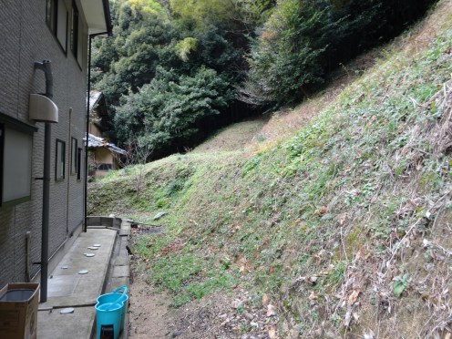 自宅裏に迫る傾斜地