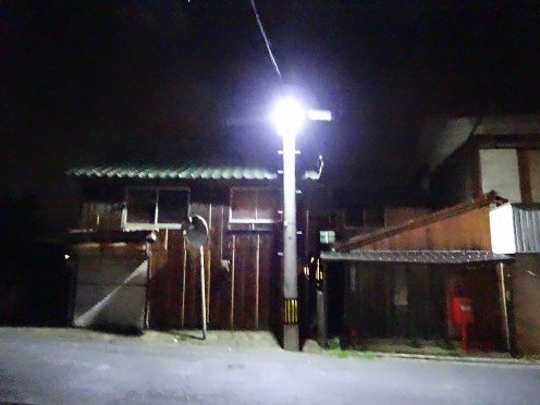 蛍光灯タイプのＬＥＤ防犯灯が周囲を明るくしている