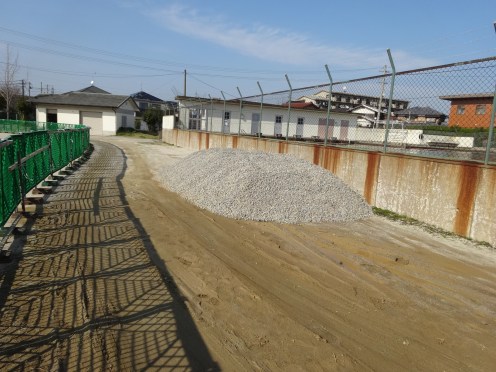 ぬかるみ解消対策で使われる砂利の山