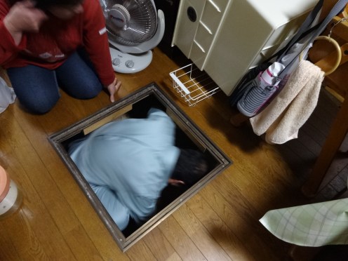 地下収納庫から土台の検査に入る黒田議員