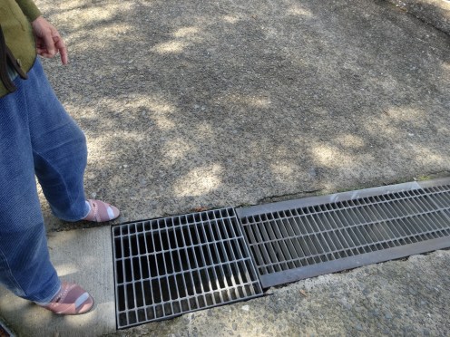 市道のグレーチングの上を車が通るたびに強烈な音が