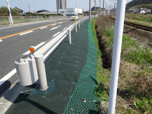 防草シートが張られ見通しが良くなった国道