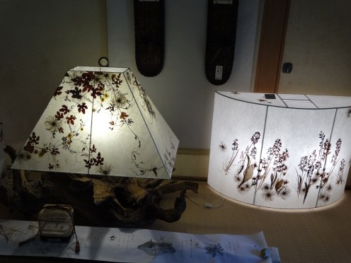 押し花の温かさがが伝わる行燈