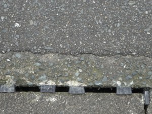 樹脂の楔が打たれた側溝の蓋