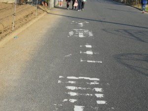 消えかかった「学童注意」の道路標示