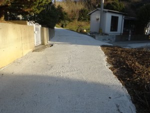 コンクリートで舗装された里道