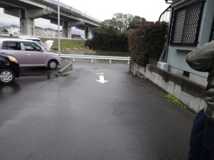 カーブミラー付近の坂道（私道）